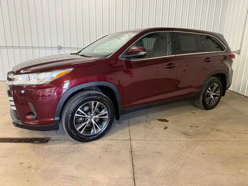 Used 2019 Toyota Highlander LE AWD/4WD image 2