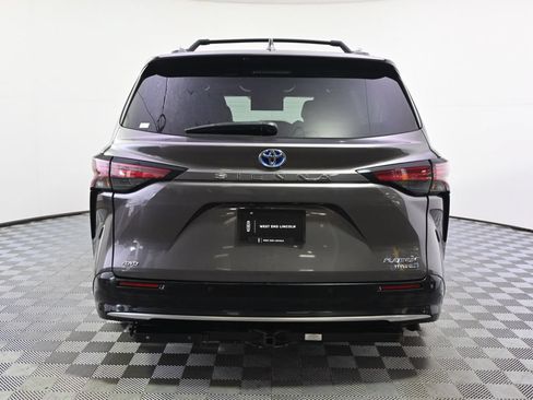 Used 2023 Toyota Sienna Platinum AWD/4WD image 5