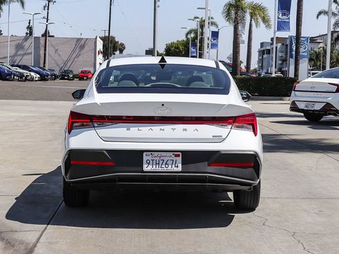 Used 2025 Hyundai Elantra Hybrid FWD image 6