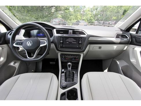 Used 2024 Volkswagen Tiguan SE w/ Panoramic Sunroof Package AWD/4WD image 7