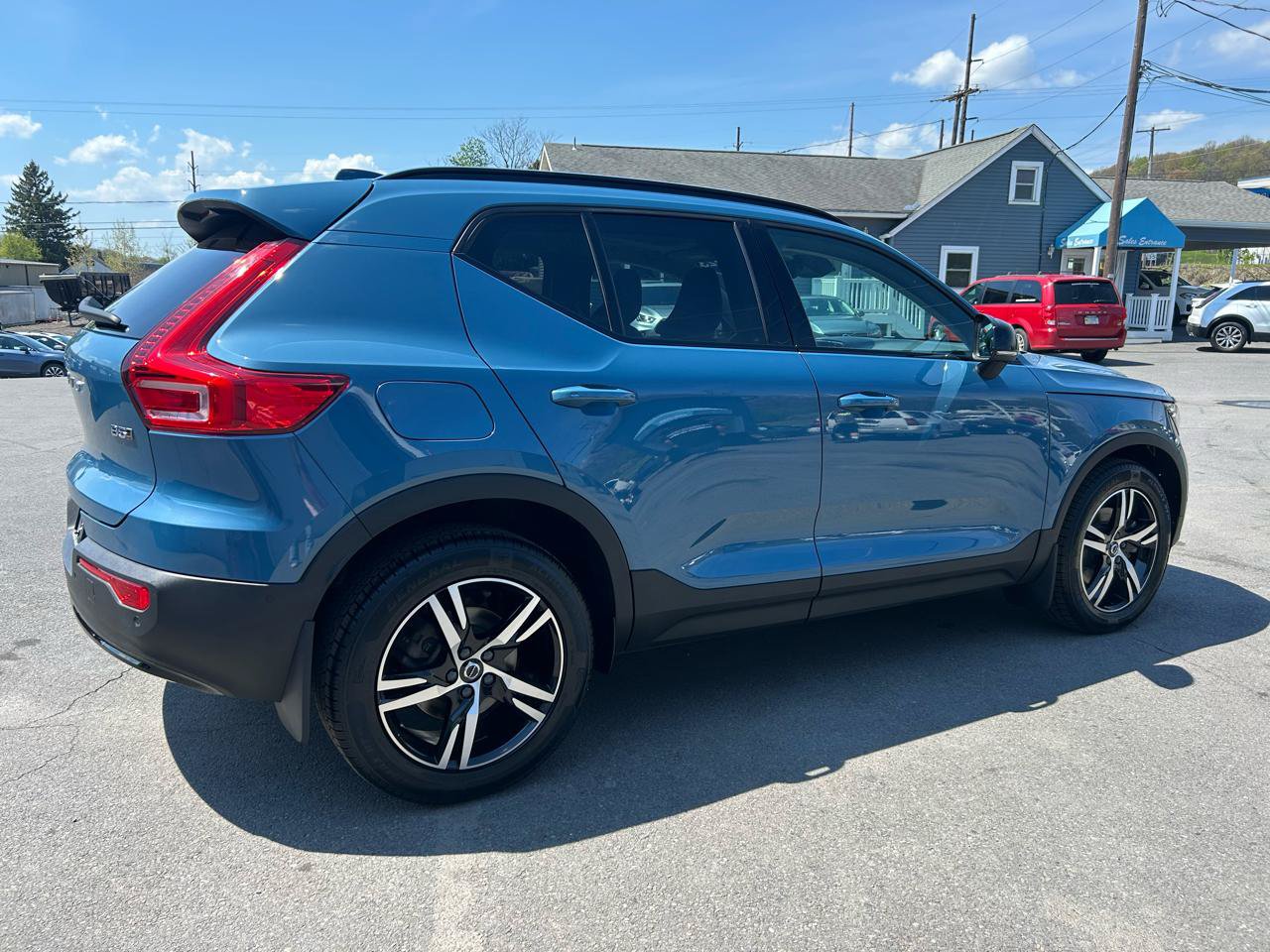 Used 2023 Volvo XC40 B5 Plus w/ Driver Assist Package AWD/4WD image 5
