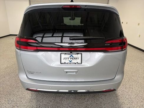 New 2026 Chrysler Pacifica Select image 25