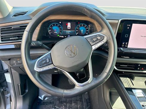 Used 2025 Volkswagen Atlas SE FWD image 12