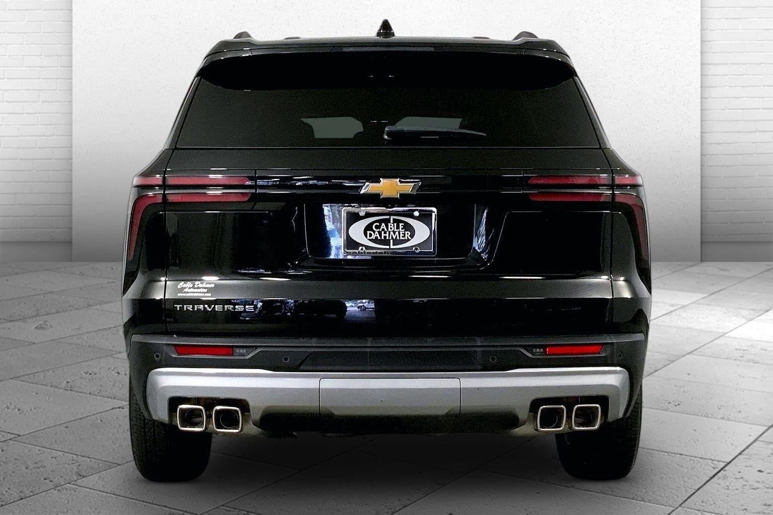 Used 2026 Chevrolet Traverse LT w/ Driver Confidence Package FWD image 3