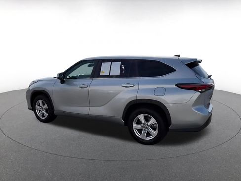 Used 2025 Toyota Highlander LE FWD image 8