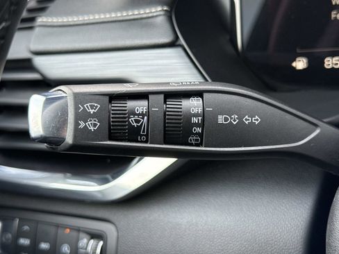 Used 2025 GMC Acadia Elevation image 9