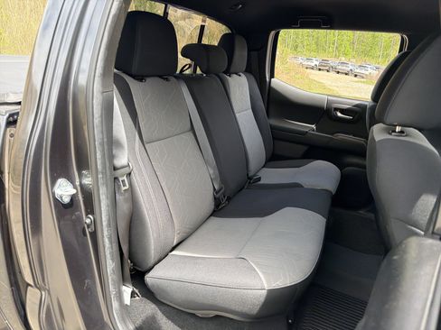 Used 2022 Toyota Tacoma TRD Sport image 15