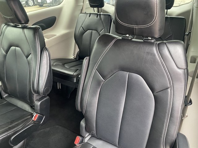 Used 2024 Chrysler Pacifica Touring-L FWD image 18