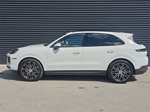 Used 2025 Porsche Cayenne image 2