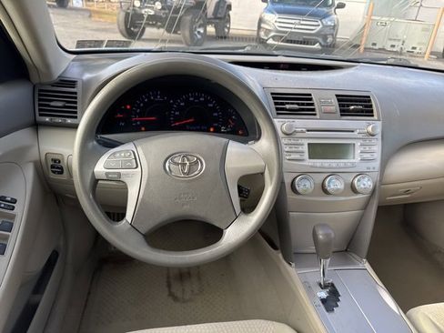 Used 2010 Toyota Camry LE image 13