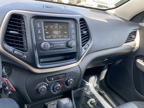 Used 2018 Jeep Cherokee Latitude FWD image 13