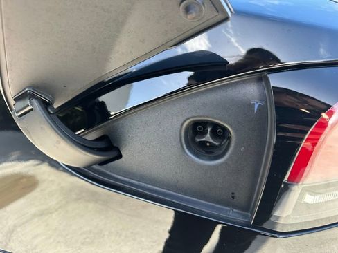 Used 2022 Tesla Model S image 36