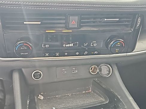 Used 2021 Nissan Rogue SV image 16