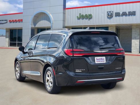 Used 2023 Chrysler Pacifica Limited FWD image 4