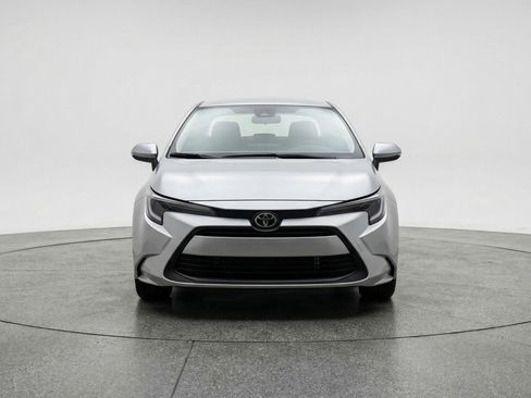 Used 2025 Toyota Corolla LE FWD image 2