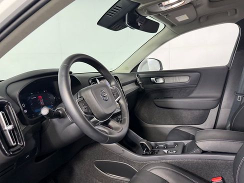 Used 2025 Volvo XC40 B5 Core image 22