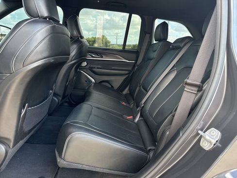 Used 2023 Jeep Grand Cherokee Overland RWD image 9