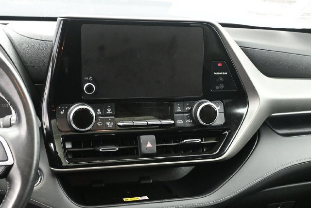 Used 2023 Toyota Highlander XLE AWD/4WD image 30