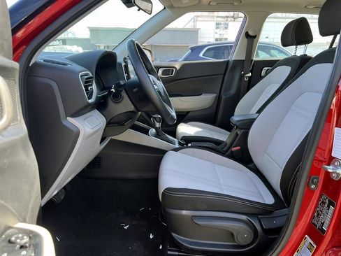 Used 2025 Hyundai Venue SEL FWD image 8
