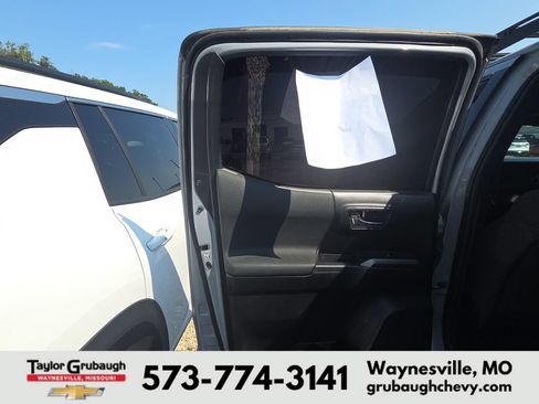 Used 2018 Toyota Tacoma TRD Off-Road w/ Technology Package AWD/4WD image 13