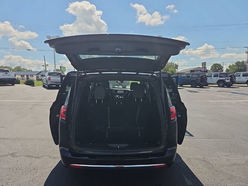 Used 2025 Chrysler Pacifica Select FWD image 14