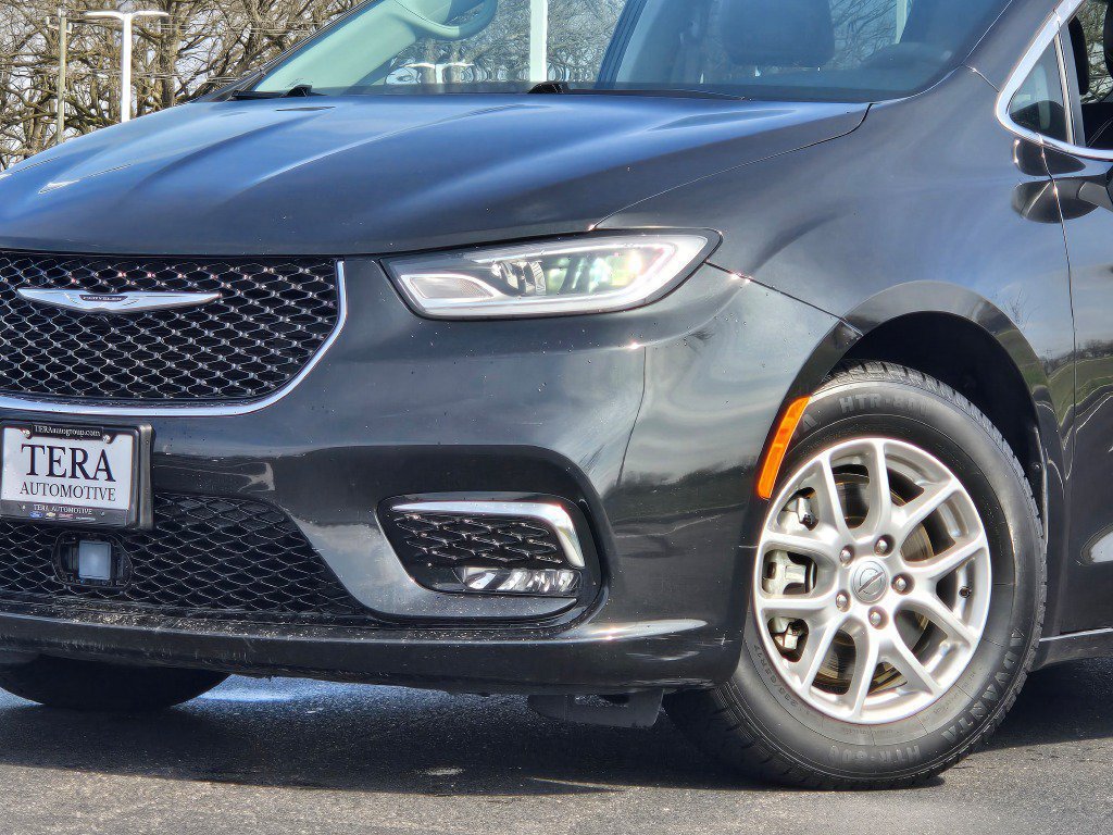 Used 2023 Chrysler Pacifica Touring-L FWD image 2