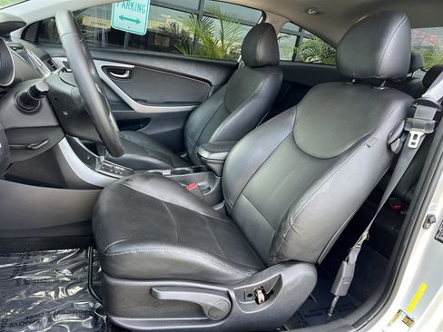 Used 2013 Hyundai Elantra SE w/ Technology Pkg image 12