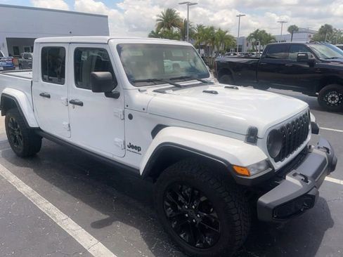 Used 2024 Jeep Gladiator Sport AWD/4WD image 8