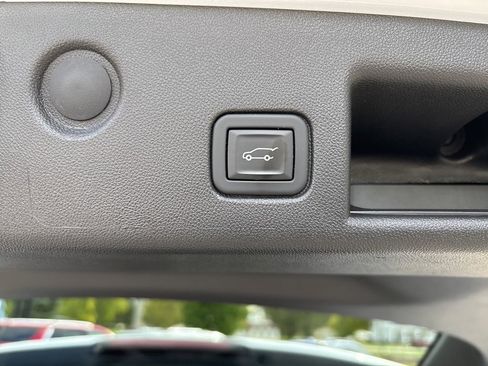 Used 2024 Chevrolet Equinox Premier image 12