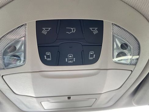 Used 2024 Chrysler Pacifica Touring-L image 19