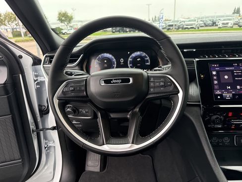 New 2025 Jeep Grand Cherokee Altitude image 24