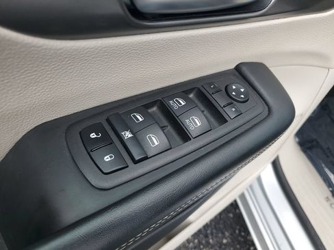 Used 2023 Chrysler Pacifica Touring-L FWD image 9