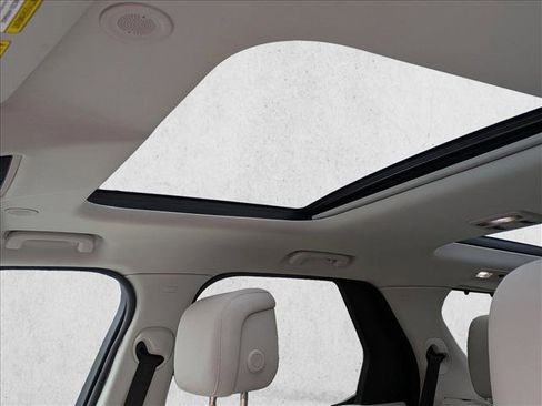 Certified 2025 Land Rover Discovery S image 16