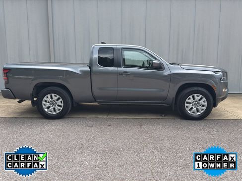 Used 2022 Nissan Frontier SV RWD image 2
