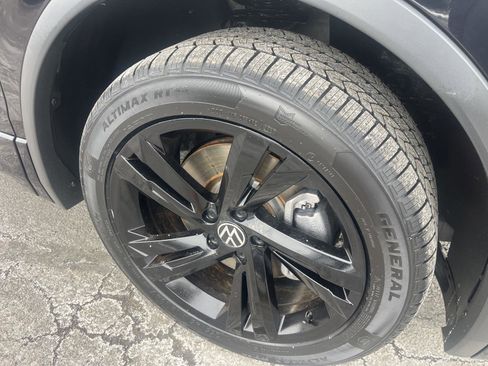 Used 2024 Volkswagen Tiguan SE R-Line image 9