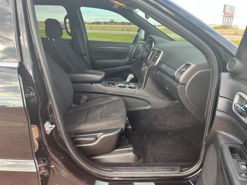 Used 2021 Jeep Grand Cherokee Laredo w/ Security & Convenience Group image 9