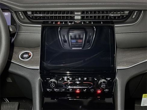 New 2025 Jeep Grand Cherokee Limited w/ Luxury Tech Group II image 25