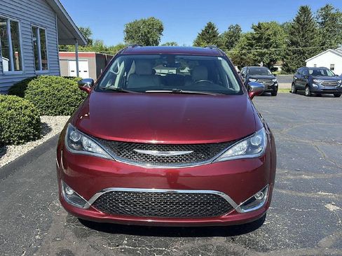 Used 2019 Chrysler Pacifica Limited FWD image 2