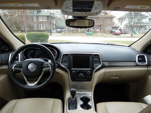 Used 2017 Jeep Grand Cherokee Limited image 16