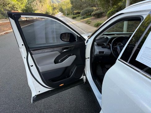 Used 2020 Toyota Highlander Platinum image 13