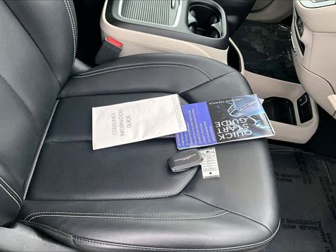 Used 2024 Chrysler Pacifica Select image 20