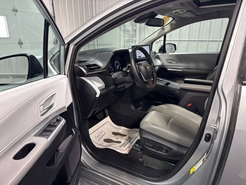 Used 2025 Toyota Sienna XLE FWD image 21