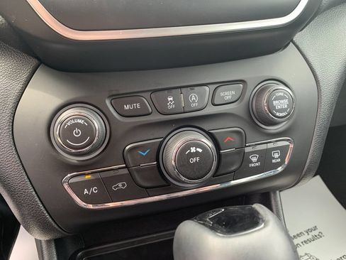 Used 2019 Jeep Cherokee Latitude Plus AWD/4WD image 21