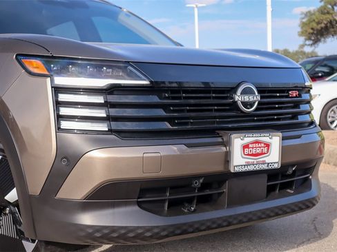 Used 2025 Nissan Kicks SR image 3