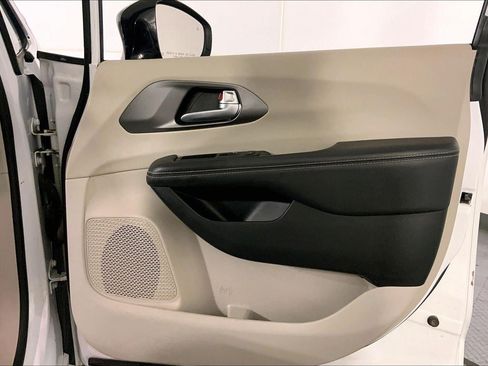 Used 2024 Chrysler Pacifica Touring-L FWD image 28