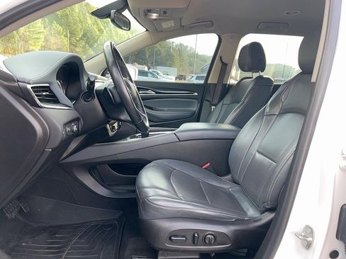 Used 2018 Buick Enclave Essence image 11