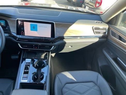 Used 2024 Volkswagen Atlas SE image 17