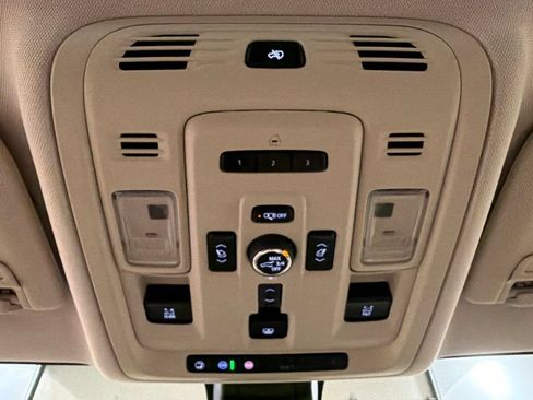 Used 2022 GMC Yukon XL Denali w/ Denali Premium Package AWD/4WD image 25