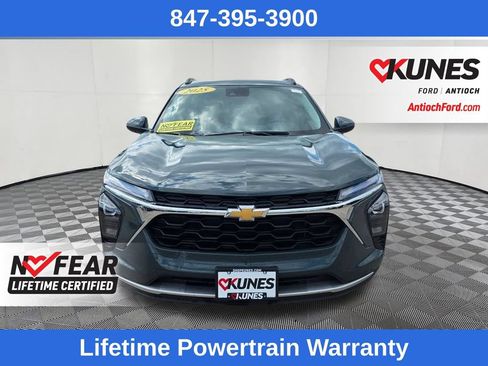 Used 2025 Chevrolet Trax LT w/ LT Convenience Package FWD image 2