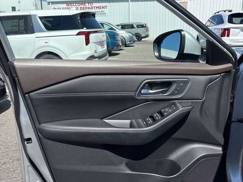 Used 2023 Nissan Rogue Platinum AWD/4WD image 10